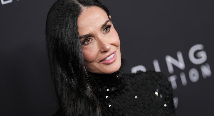 Demi Moore csaknem 30 év után stílust váltott, rajongói egy furcsa dolgot szúrtak ki legújabb képein
