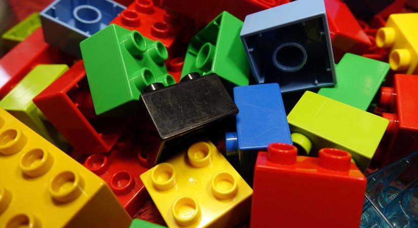 Rendkívüli dolog áll a nyíregyházi LEGO-gyár udvarán, felfoghatatlan a látvány