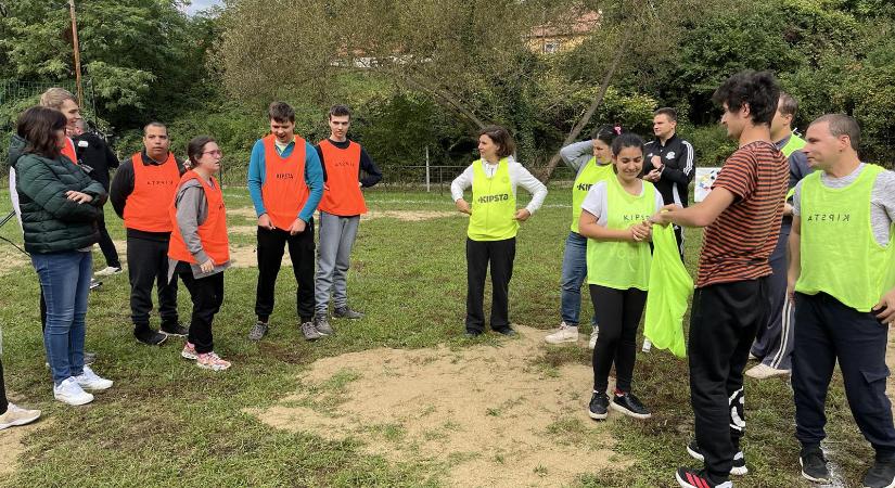 Fogyatékos fiatalok és önkéntes segítőik barátságos kupáját rendezték meg a miskolci Baráthegyi Majorságban, ahol megtapsolták az ellenfelet is