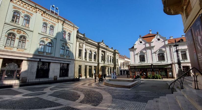 Lehullt a lepel Pécs egyik legpatinásabb épületéről – nézd, mi rejlett a háló mögött!