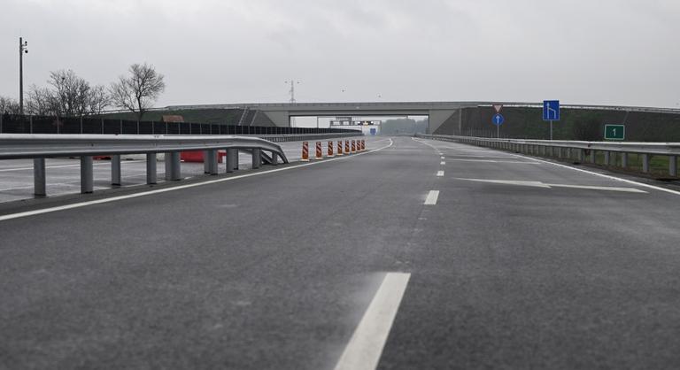 Kezdődik az M44-es autópályahíd gerendáinak beemelése az M5-ös felett