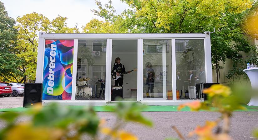 A DSZC Kreatív Technikumába költözött a debreceni Zenedoboz – fotókkal