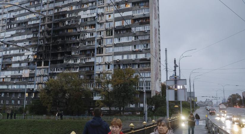 Telibe talált egy óriási panelházat az orosz hadsereg Kijevben