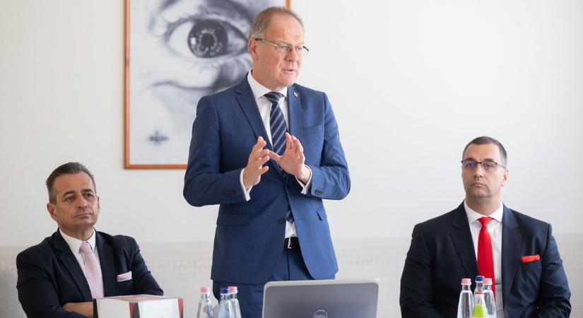 Navracsics Tibor Tapolcán egyeztetett a helyi vállalkozókkal ( galéria)