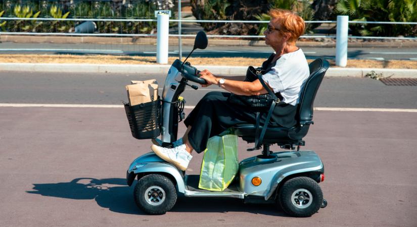 Így zajlik a rokkant kocsi igénylése: ezek az elektromos moped kérelem feltételei, ennyi az ára