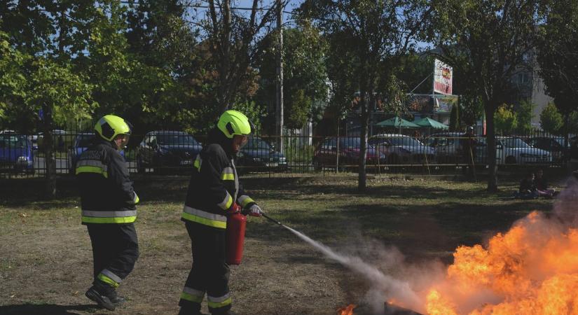 Hatalmas lángokkal égett a tűz a Janikovszky iskolában – videóval, galériával