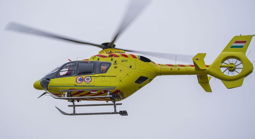 Öt sérült, köztük 3 gyerek! Súlyos baleset Nyíregyházánál, mentőhelikopter a helyszínen!