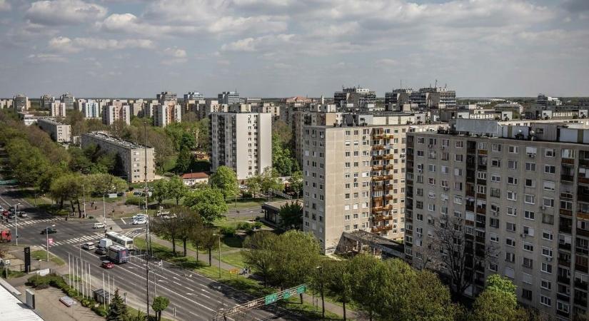 Furcsa alakú objektum egy debreceni épület tetején? Már beindult a találgatás