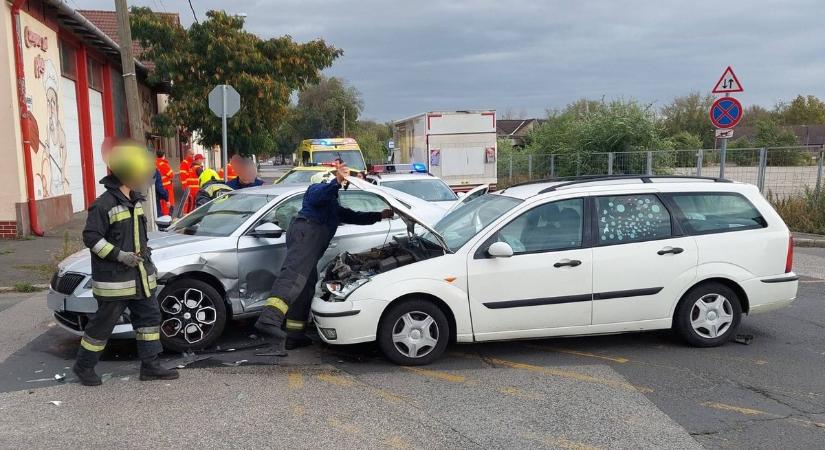 Komoly baleset történt Szegeden, két autó ütközött össze
