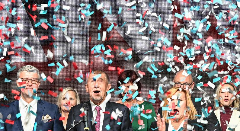 A visszatérő Babist a szíve Orbánhoz, a zsebe Brüsszelhez húzza