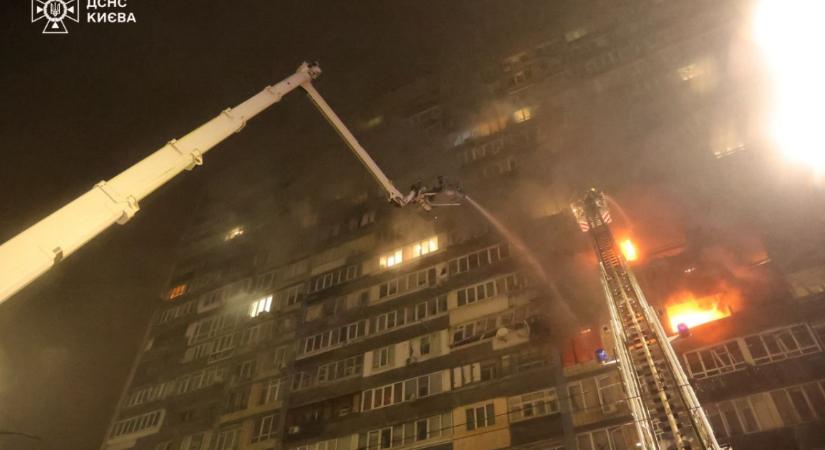 Így lángolt egy ukrán panelház egy orosz légicsapást követően