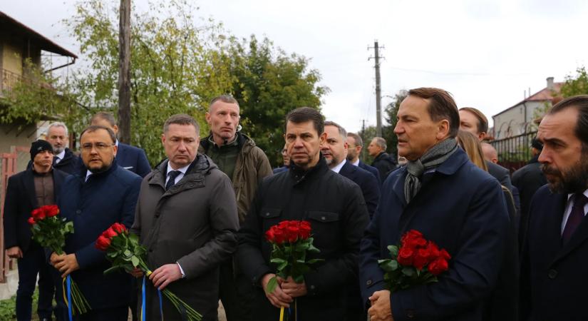 Sikorski látogatást tett Ukrajnában – felkereste az orosz támadás helyszínét Lemberg közelében