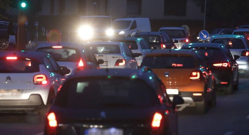 Egy KRESZ-szabály, amit rengeteg autós félreért - Nappali menetfény vagy tompított fényszóró?