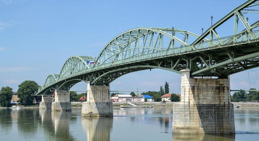 Az esztergomi mentőszolgálat eltűnt vezetőjéről szóló poszt alatt támadta Takács Péter Magyar Pétert