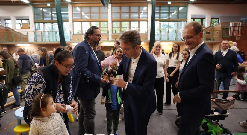 Hankó Balázs miniszter is meglátogatta a pécsi Családi Roadshow-t – GALÉRIA