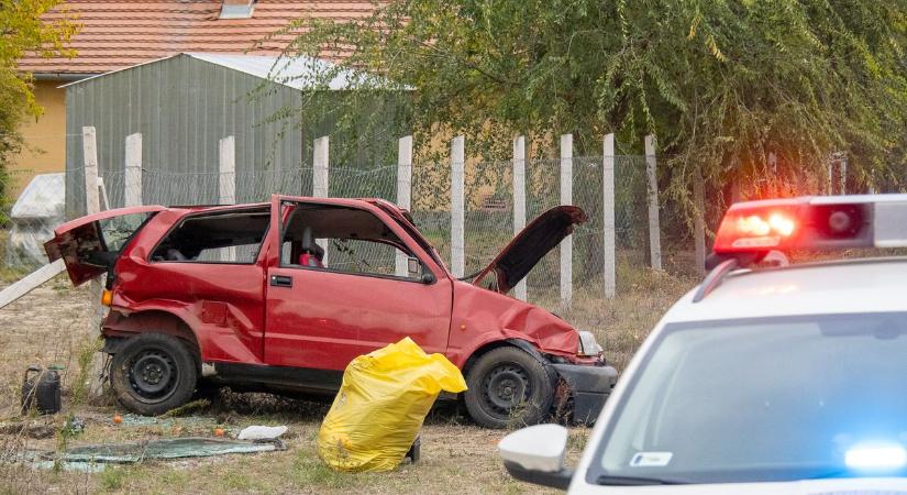 Többször átpördült majd az oszlopnak csapódott autójával egy idős férfi – galériával