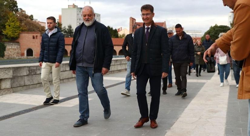 Kamarakoncerttel és közös sétával adták át a megújult Díszudvart és a Koronázó teret! (Videó)