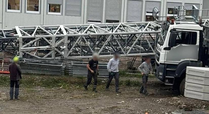 Munkahelyi baleset: felborult egy daru egy osztrák iskola udvarán - fotók