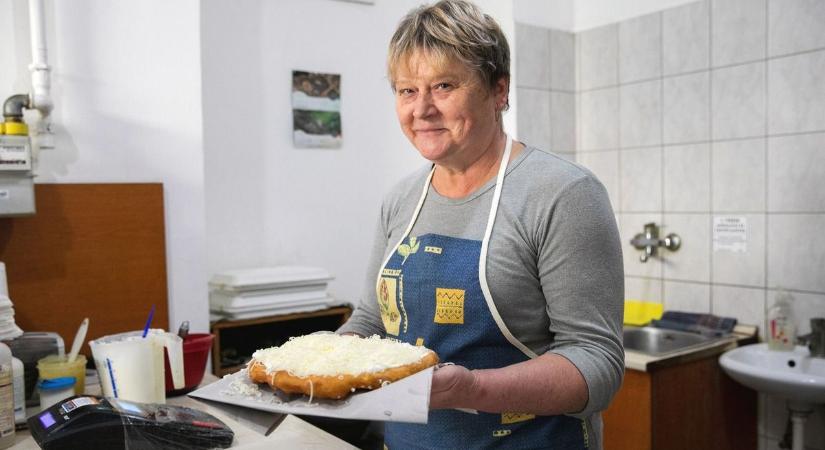 Énekel a lángos, ha Marika néni süti! Százat csinál naponta Debrecennek, nem véletlenül fogy el mind – fotókkal, videóval