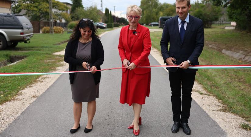 A kátyúk ideje lejárt: átadták a felújított utcákat Etén
