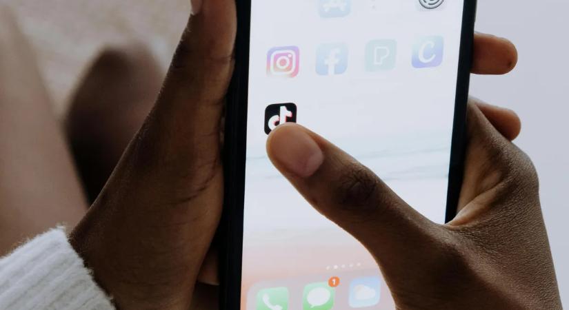 Metrón szörföznek a fiatalok a TikTok miatt! Életveszélyes kihívás terjed – Videó