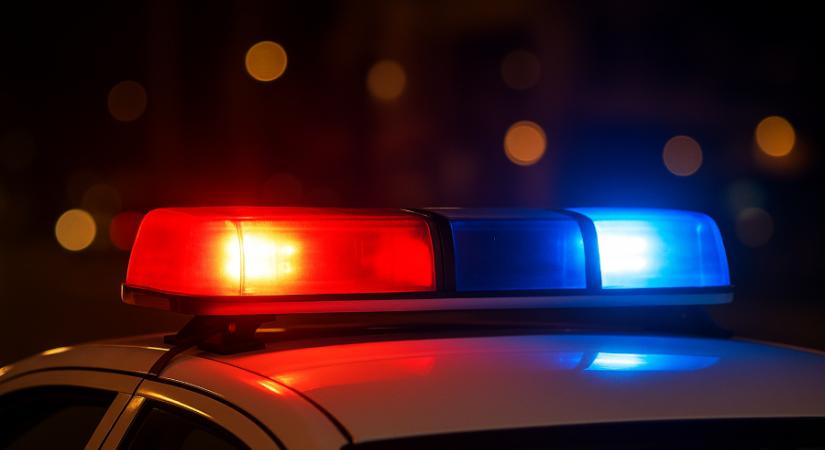 Lopott autóval menekült az autópályán, miután rendőrrel ütközött