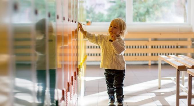 Háromévesen önállóan öltözik, hatévesen már ír-olvas – csoda történik a Montessori-ovikban?