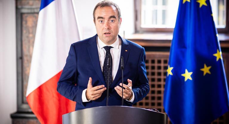 Teljes a káosz Franciaországban: Emmanuel Macron kinevezte miniszterelnöknek a lemondott miniszterelnököt