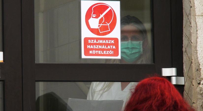 Bizonyos osztályokon kötelező maszkot viselni a vármegye kórházaiban