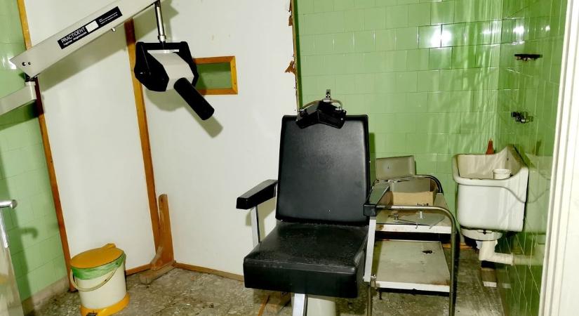 A rémálmok folyosója – hátborzongató képek egy elhagyatott rendelőből
