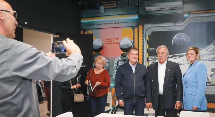 Farkas Bertalan most nem az űrben, hanem a Bükki Csillagdában járt - fotókkal