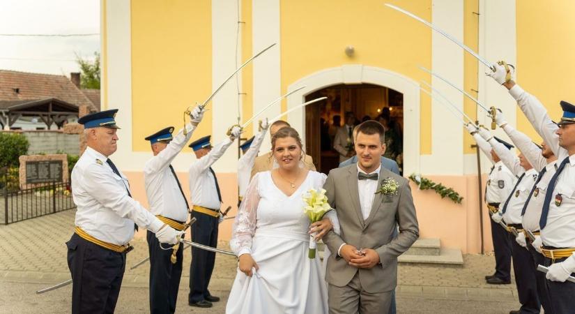 Szabóékat vonzza az egyenruha, akár katonai, akár rendőri