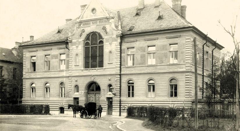 Kórház a város szélén