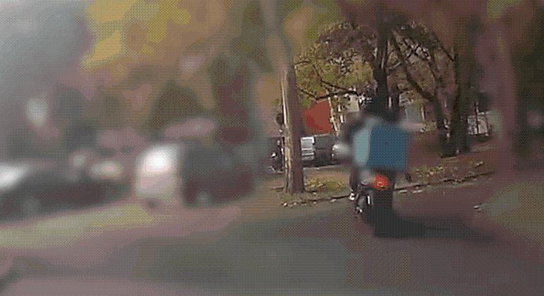 Rendőrök elől menekült a robogós futár, valaki éhes maradt miatta