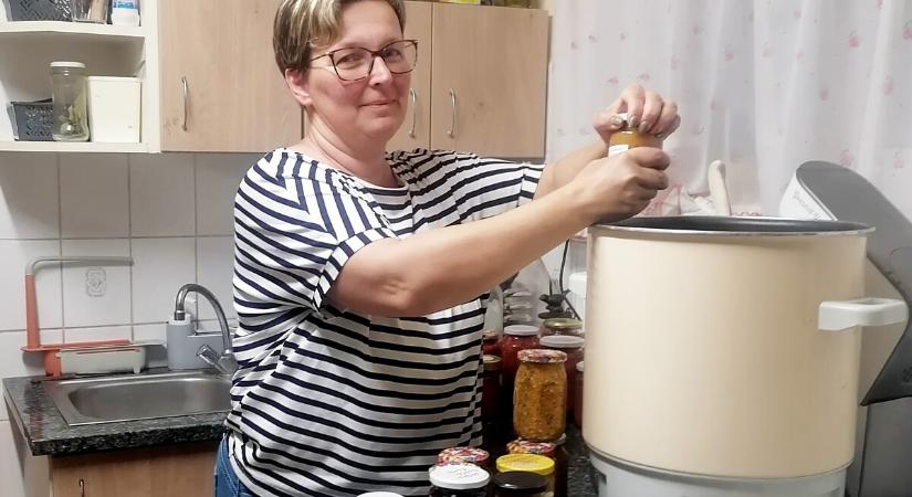 Chiliszósz, ételízesítő, valamint fahéjas cobbler