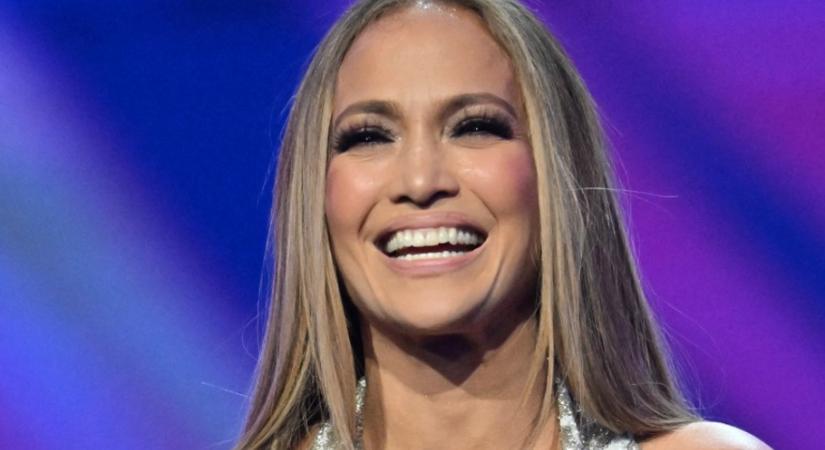 A 2025-ös világítási trendek luxus hatása Jennifer Lopez gyönyörű nappalijában