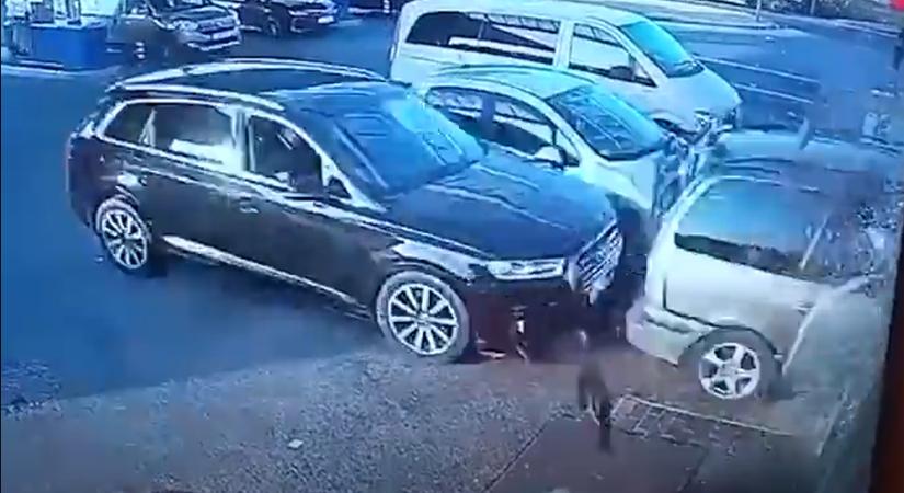 Egy Audis betolt egy Seatot egy hazai benzinkúton