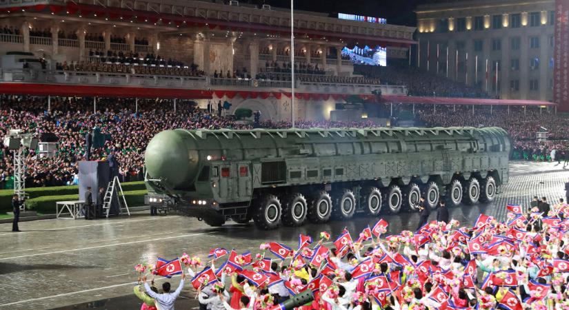 Hiperszonikus fegyvert és egy ballisztikus rakétát mutatott be egy katonai parádén Észak-Korea