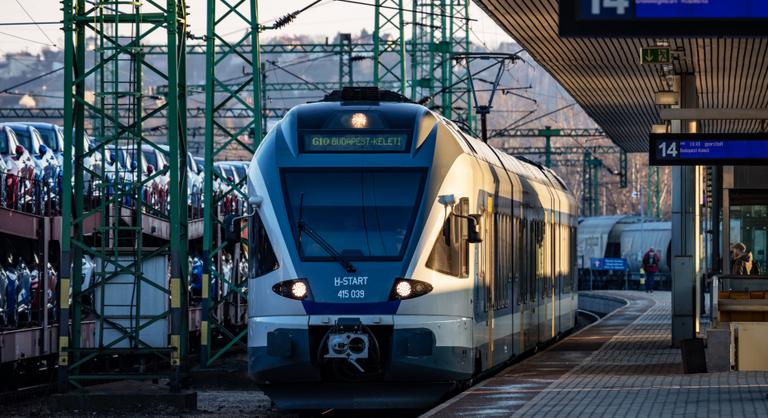 Több mint 90 új motorvonat beszerzésére biztosít forrást a kormány