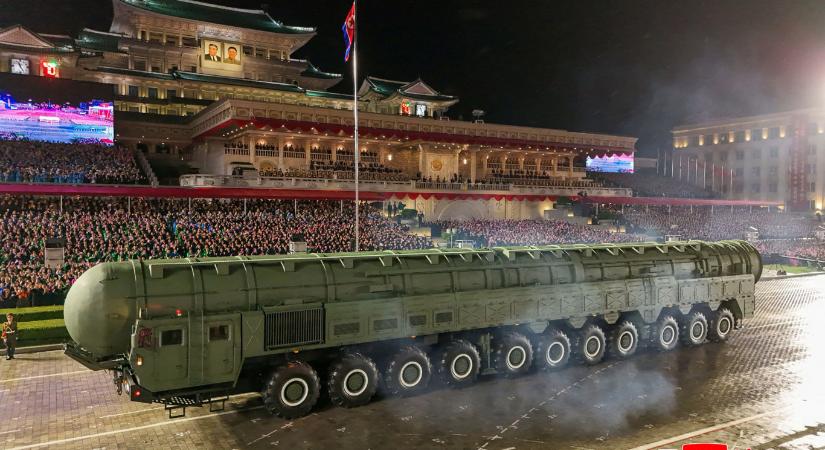 Kis diktátor nagy rakétával: Kim Dzsongunék bemutatták a Hwasong-20-at