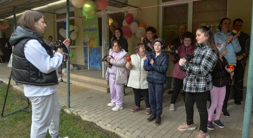Újra Gyöngyszemek - fogyatékossággal élők és egészségesek együtt muzsikálnak  fotók és videó