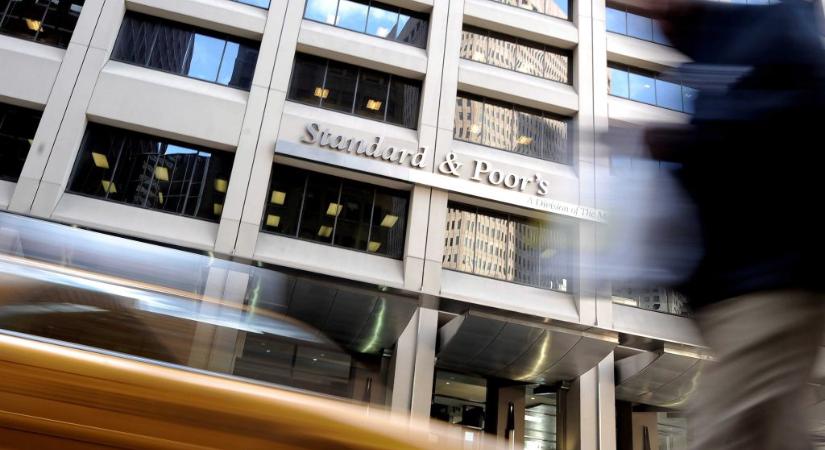 Magyarország a befektetésre nem ajánlott kategória szélén áll az S&P hitelminősítőnél