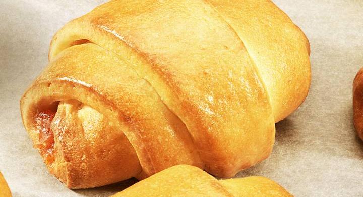 Omlós, almás tekercs vajas tésztából: édes péksüti reggelire