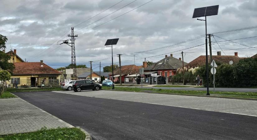 Napelemes lámpákat kapott a település Fő utcája