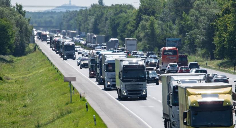 Sokan autóznak Győr felé a sztrádán, több kilométeres a torlódás