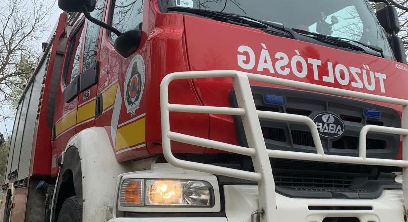 Lángoló autó fékezte le az M3-as forgalmát, torlódás a pályán
