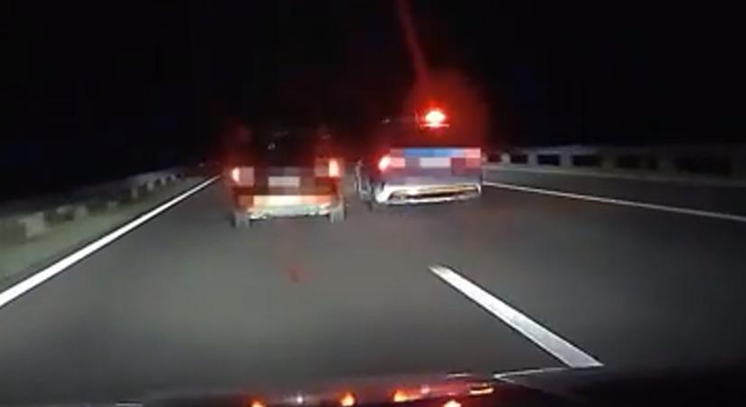 Rendőrautót lökdösött az M5-ös autópályán, börtönben marad
