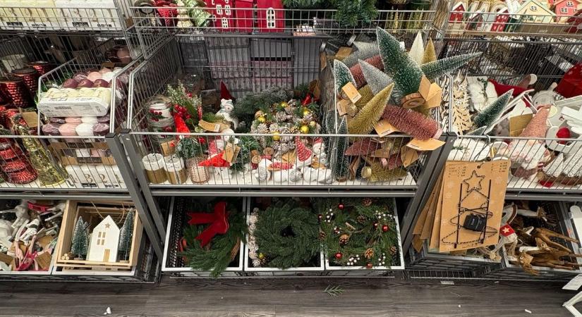 Ho-ho-ho, ez felháborító: októberben beköszöntött a karácsony a pécsi boltok polcain! (GALÉRIA)