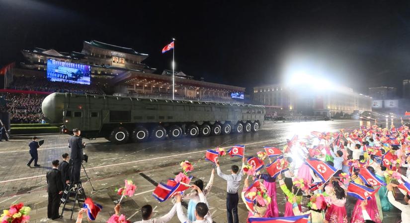 Új interkontinentális rakéta tűnt fel egy észak-koreai katonai parádén