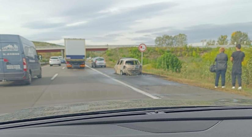 Fotón az M3-ason kigyulladt autó